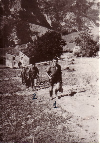 7.1-2 1063 partigiani della Compagnia di Sergio della 36° Brigata Garibaldi rientrano da un'azione nella zona di Valpiana - riconoscibili G. Zaniboni e M. Querzè (Valpiana, luglio 1944)