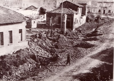 Entrata della Coop. Ceramica con i crateri delle bombe in via Vittorio Veneto (1944)