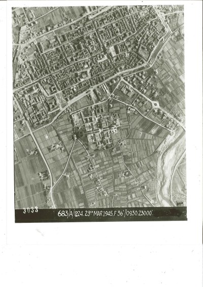 Simbolo Ospedali sui tetti in foto aerera di Imola della Royal Air Force RAF 23 marzo 1945